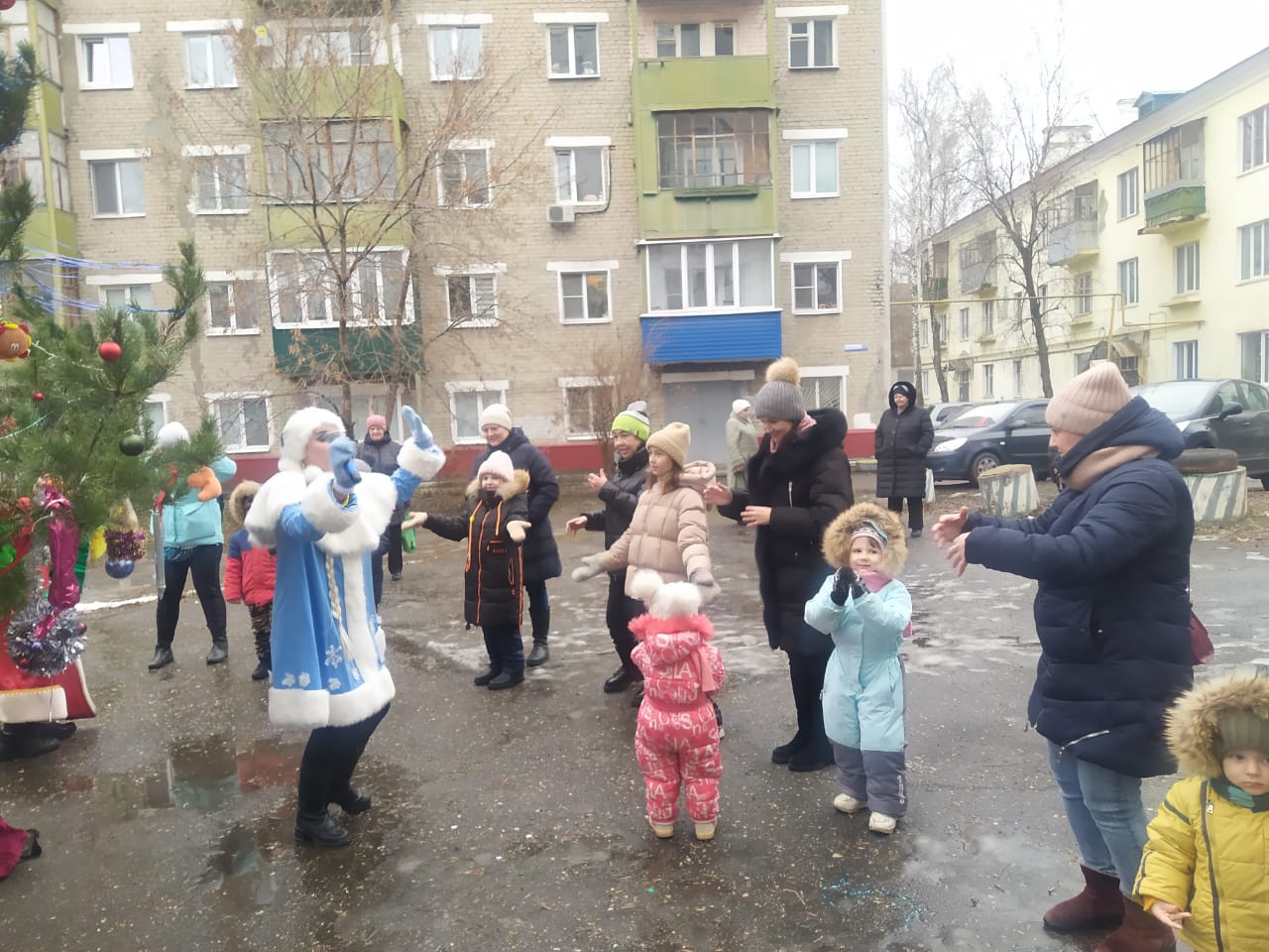 Районе дане. Новогодняя елка на улице. Новый год улица 7. Свет Первомайская в новогодние праздники. Население Первомайского района.