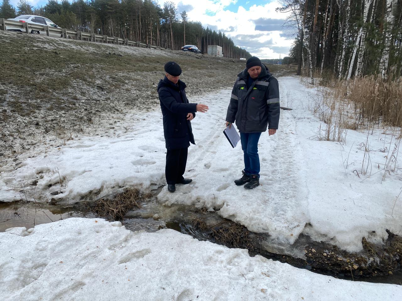 подготовка к пропуску весенних вод. паводковый период на строительной площадке. весенний паводок. подготовка к пропуску весенних вод. противопаводковые ограждения.