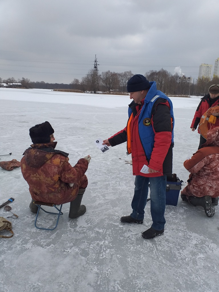 Толпа рыбаков на льду